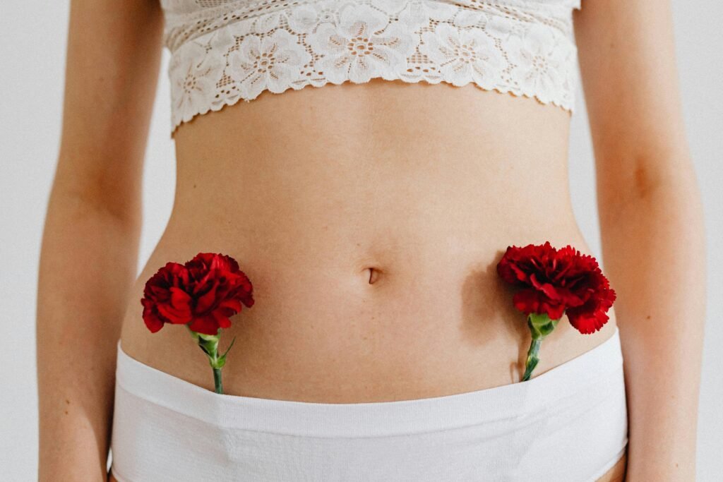 Imagen que representa la salud femenina y el bienestar hormonal relacionado con el SOMP — antes conocido como SOP